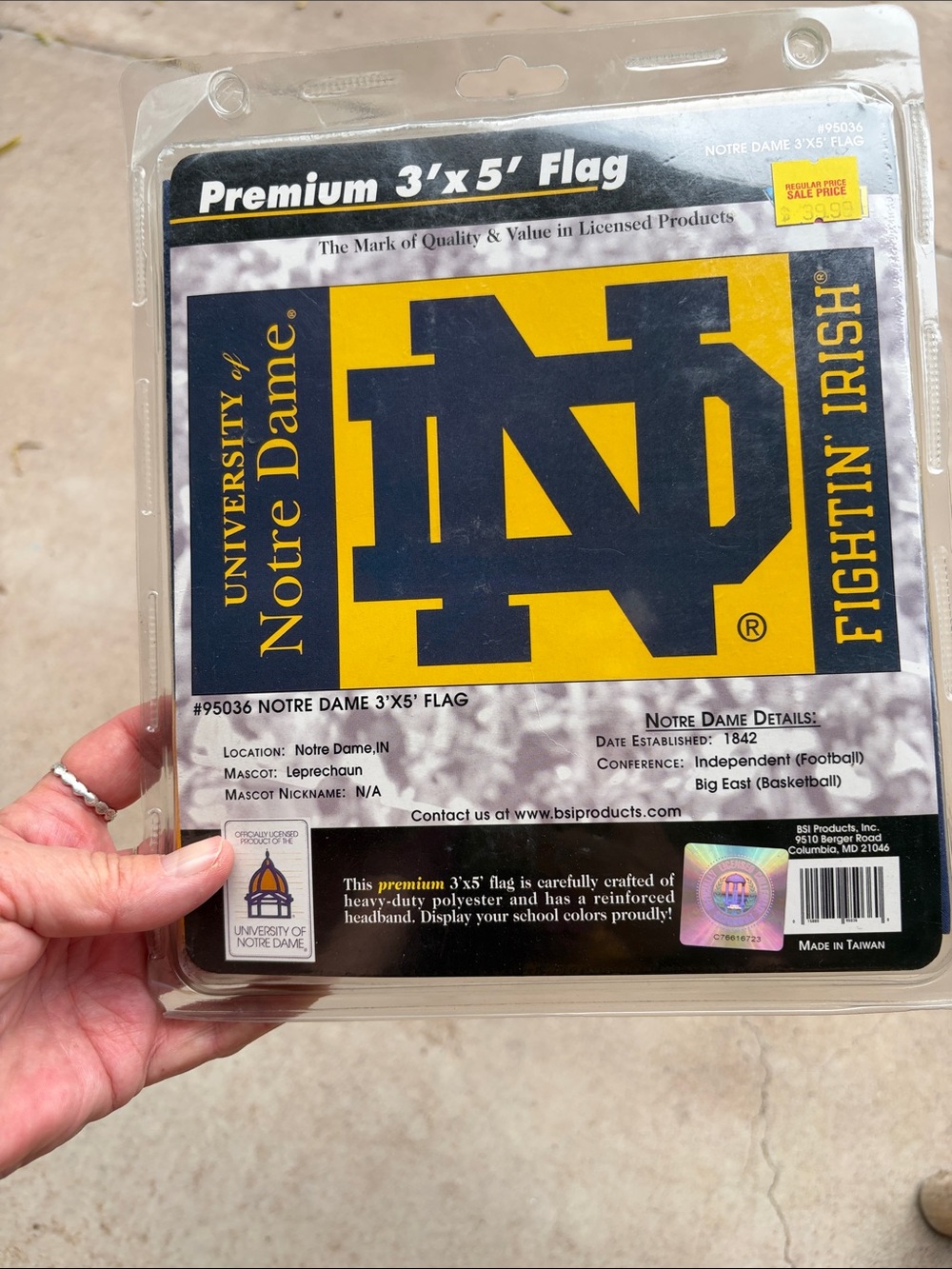 University of Notre Dame Fightin' Irish 3'x5' Flag - Yellow Navy Y2K NCAA